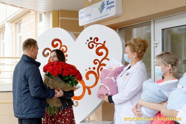 У Луцьку з перинатального центру виписали трійню, яку виходжували майже 3 місяці. ФОТО