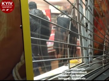 У Києві чоловік з ножем порізав жінку-продавчиню. ФОТО 18+