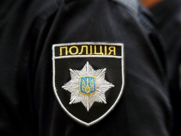 Поліцейський гоп-стоп: на вокзалі копи забирали у людей гроші та золото