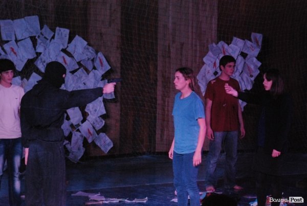 У Луцьку «Нова лінія» та спортзал стали театрами. ФОТО. ВІДЕО