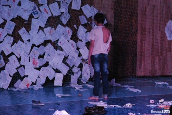 У Луцьку «Нова лінія» та спортзал стали театрами. ФОТО. ВІДЕО