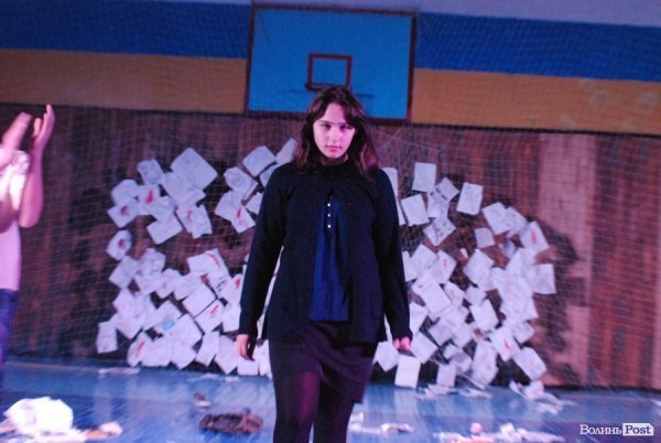 У Луцьку «Нова лінія» та спортзал стали театрами. ФОТО. ВІДЕО