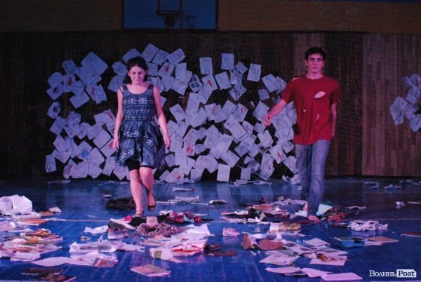 У Луцьку «Нова лінія» та спортзал стали театрами. ФОТО. ВІДЕО