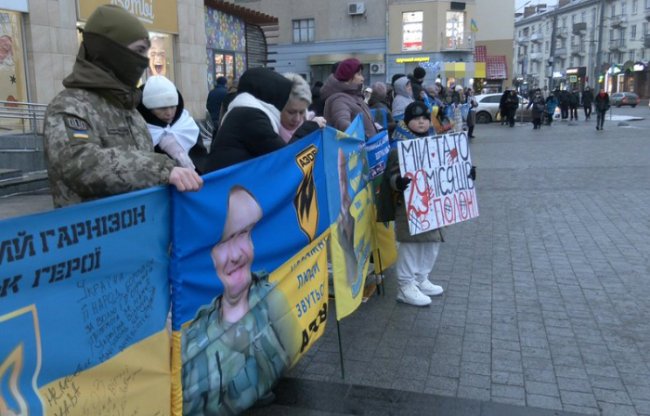 Рідні полонених і зниклих безвісти військових вийшли на чергову акцію в центрі Луцька. ВІДЕО