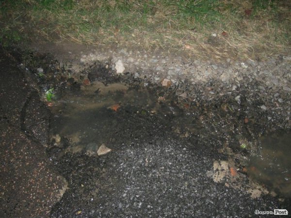 У Луцьку вулицю затоплює нечистотами. ФОТО