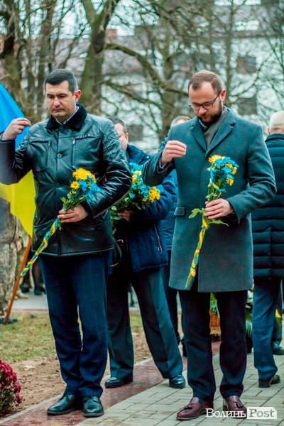 Квіти, сльози і свічки: у День Гідності та Свободи лучани вшанували пам'ять полеглих