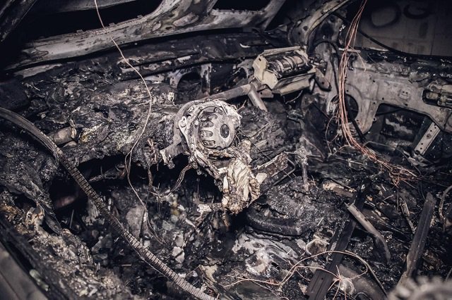 Елітний джип «на бляхах» згорів посеред Києва. ФОТО