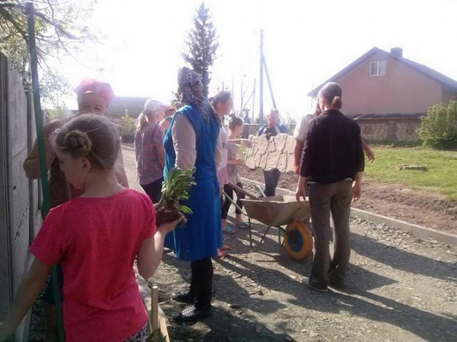 У селі під Луцьком облаштовують церковний сквер. ФОТО