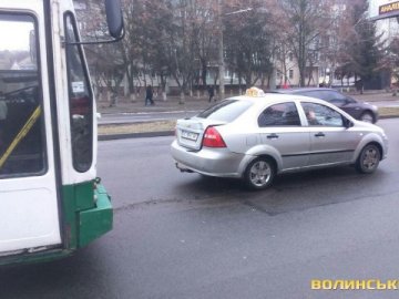 У Луцьку тролейбус наїхав на таксі. ФОТО