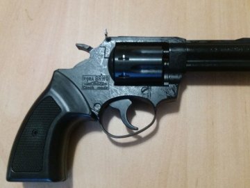 Судитимуть волинянина,  який незаконно за 1100 доларів продав чоловікові револьвер