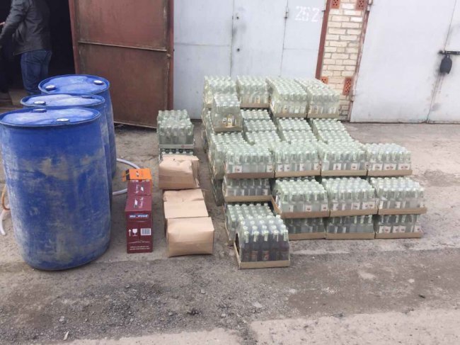 У гаражному кооперативі в Луцьку знайшли чималу партію контрафакту