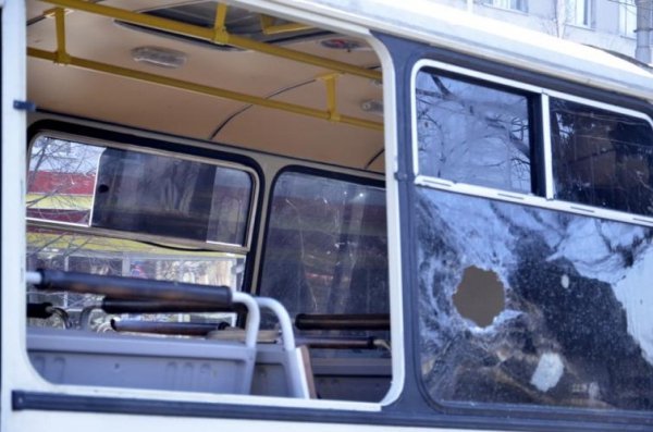 На місце загибелі українця у Донецьку приносять квіти. ФОТО