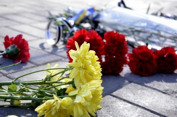 На місце загибелі українця у Донецьку приносять квіти. ФОТО