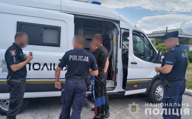 Волинські поліцейські розшукали злочинця в Польщі, його екстрадували. ФОТО