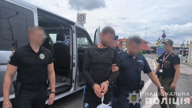 Волинські поліцейські розшукали злочинця в Польщі, його екстрадували. ФОТО