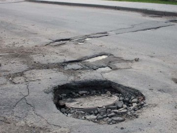 Посадовця міської ради оштрафували за яму, через яку сталась аварія у Луцьку