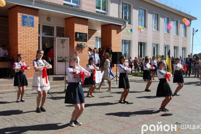 Волинські випускники зворушливо подякували вчительці