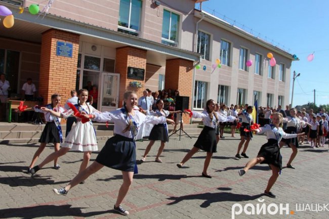 Волинські випускники зворушливо подякували вчительці