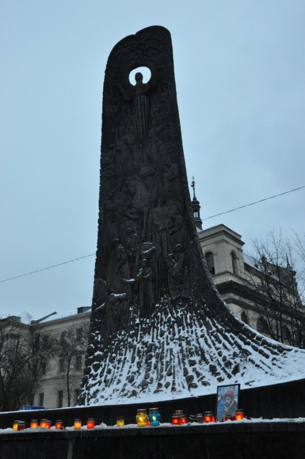 У Львові - траур за загиблими на Грушевського. ФОТО