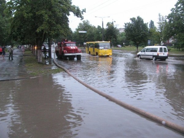 Як рятувальники визволяють Луцьк. ФОТО. ВІДЕО. ДОПОВНЕНО
