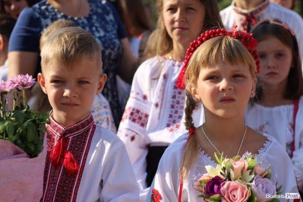 Перший дзвінок у луцькій школі пролунав із нотками суму. ФОТО
