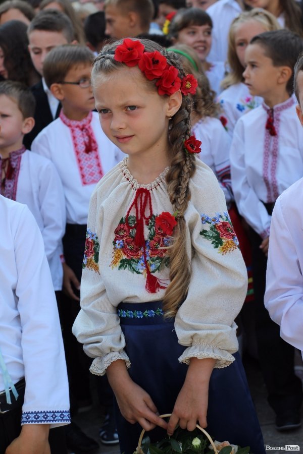 Перший дзвінок у луцькій школі пролунав із нотками суму. ФОТО