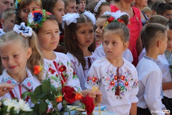 Перший дзвінок у луцькій школі пролунав із нотками суму. ФОТО