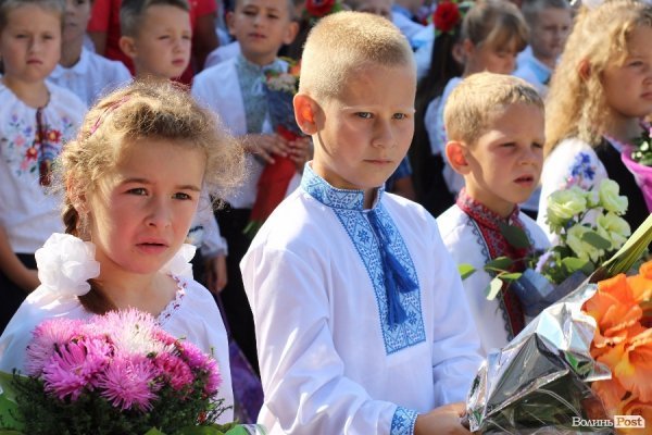 Перший дзвінок у луцькій школі пролунав із нотками суму. ФОТО