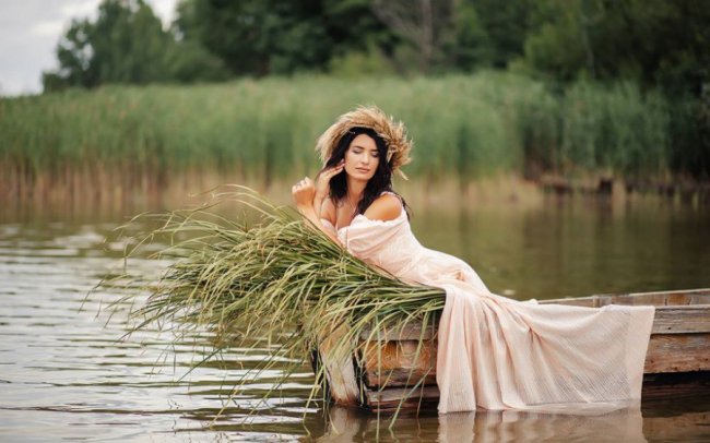 Озерна еротика: спокусливі красуні позували на Світязі. ФОТО