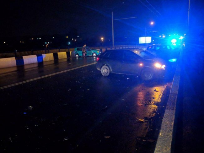 Через ожеледицю у Луцьку – масштабна аварія на мосту. ФОТО