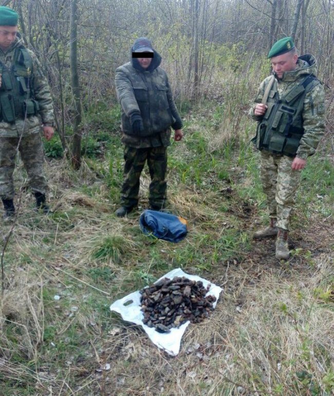 Луцькі прикордонники вилучили 10 кіло контрабандного бурштину