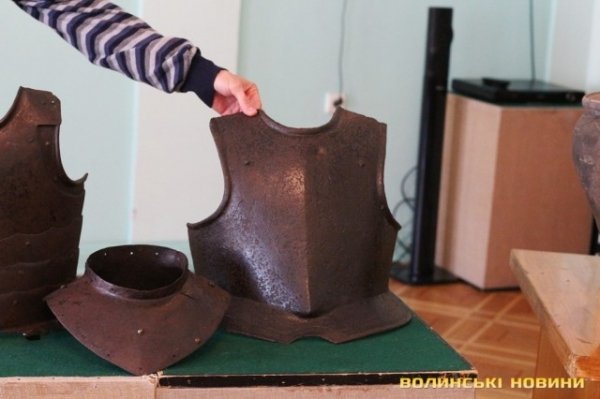 Показали срібний скарб, знайдений під Луцьком. ФОТО