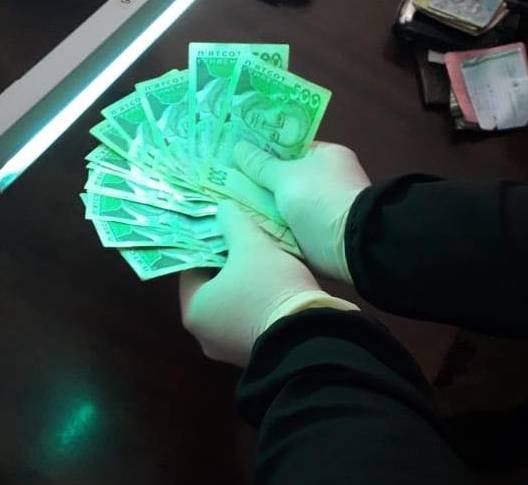 Двох волинських посадовців, які прикривали «наливайку», спіймали на хабарі. ФОТО