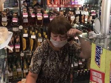 У Луцьку викрили двох продавців, які торгували алкоголем у заборонений час