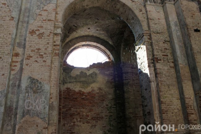 Через діру добре потрапляє всередину дощ