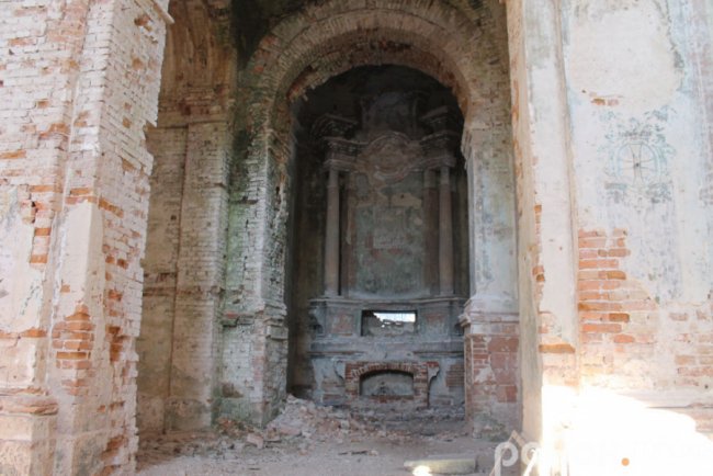 Скрізь валяється цегла