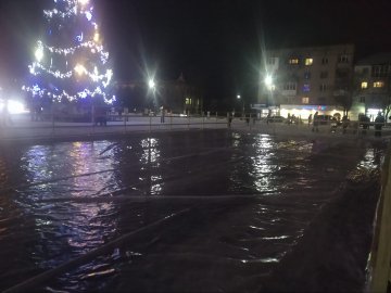 Каток у Володимирі залили за 237 гривень