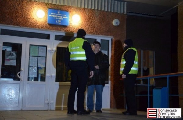 У Луцьку невідомі серед ночі стріляли по школі. ФОТО