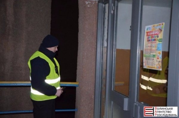 У Луцьку невідомі серед ночі стріляли по школі. ФОТО