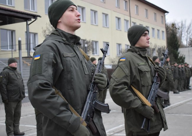 У Луцьку нацгвардійці-новобранці отримали зброю. ФОТО