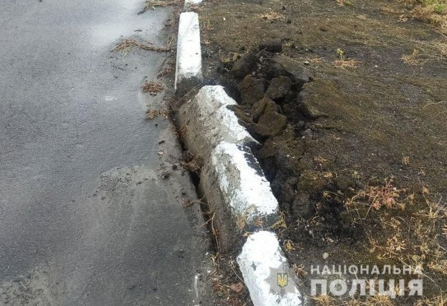 На Волині п'яний водій влетів у бордюр. ФОТО