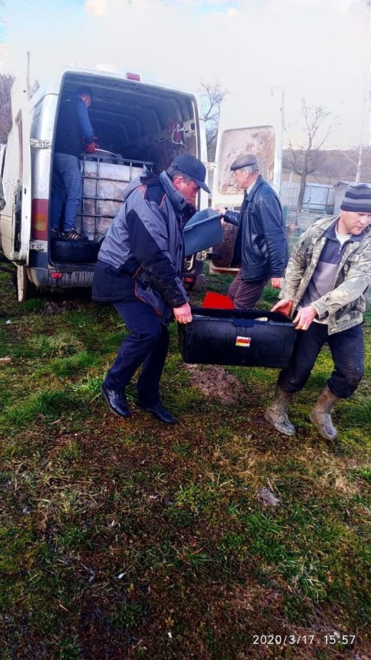 Волинський рибпатруль випустив у Хрінницьке водосховище майже тонну риби. ФОТО
