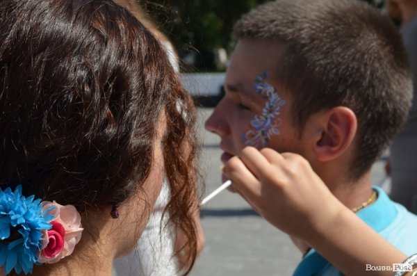 У центрі Луцька займалися йогою. ФОТО 