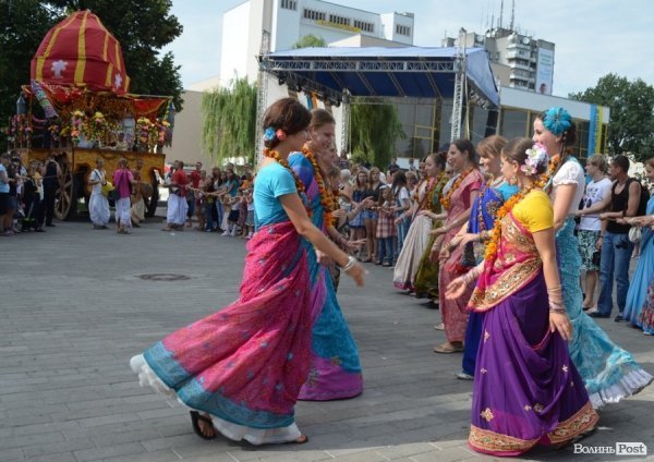 У центрі Луцька займалися йогою. ФОТО 