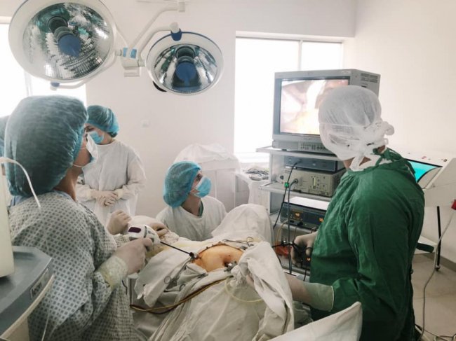 Показали, як на Волині лікарі в 6 рук видаляють матку. ФОТО 18+