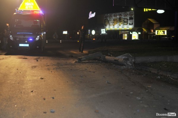 Аварія у Луцьку: машина розтрощила стовп, вулиця – без світла. ФОТО. ВІДЕО