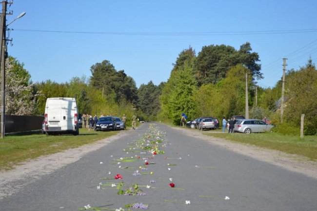 Дорога устелена квітами: на Волині зустріли загиблого Героя Олександра Жипу
