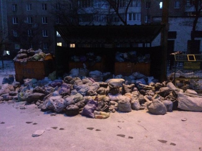 Луцький мікрорайон знову «тоне» в смітті. ФОТО