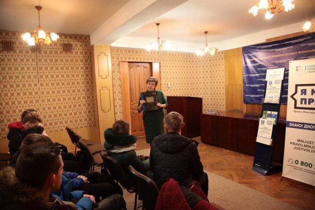 У Луцьку «одружилася» пара школярів. ФОТО