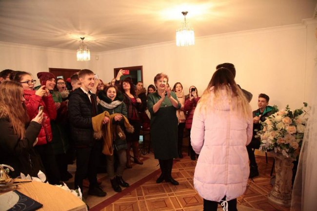 У Луцьку «одружилася» пара школярів. ФОТО